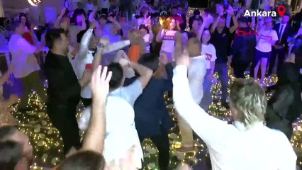 Türk damat ile Hollandalı gelinin düğününde milli maç coşkusu