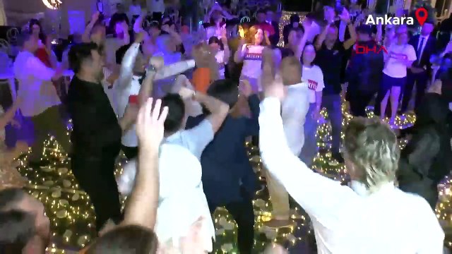 Türk damat ile Hollandalı gelinin düğününde milli maç coşkusu