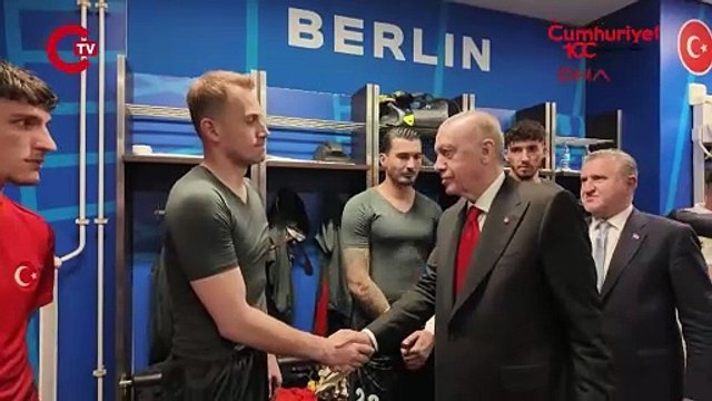 Cumhurbaşkanı Erdoğan, A Milli Futbol Takımı soyunma odasında oyuncuları ziyaret etti
