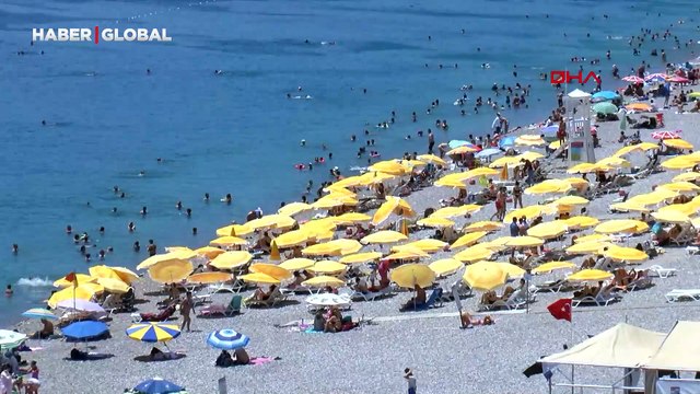 Sıcaklık 41 dereceyi buldu, Konyaaltı Sahili doldu