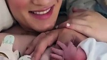 Ιλάειρα Ζήση: Βίντεο από την πρώτη φορά που θηλάζει το νεογέννητο μωράκι της