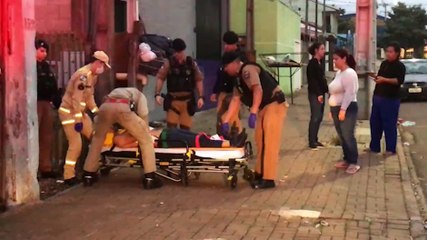 "Filho da p#ta, vai morrer", irmã da vítima que esfaqueou o companheiro precisa se contida ao ameaçar cunhado