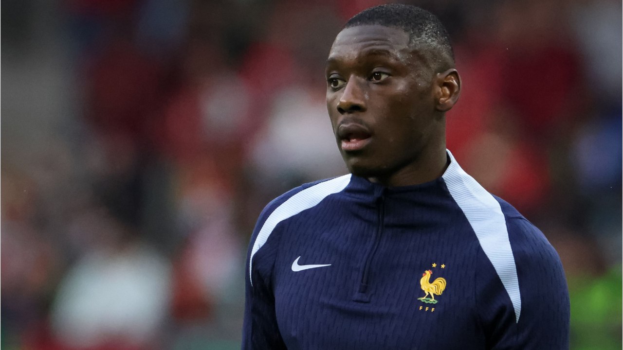 Voici - Euro 2024 : Randal Kolo Muani a essayé le masque de Kylian Mbappé, et fait des confidences surprenantes