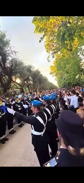 Policial italiana pede colega em casamento durante cerimônia de formatura