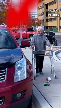 Un conducteur jette ses déchets sur une dame âgée puis reçoit une leçon de vie
