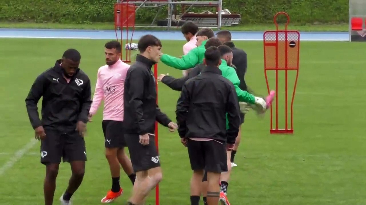 Il Palermo in ritiro a Livigno, primo allenamento sotto la pioggia