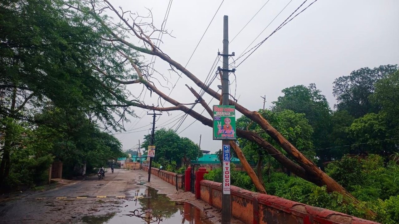 तूफानी हवाओं के साथ बारिश में गड़बड़ाया विद्युत तंत्र, दर्जनों पोल-ट्रांसफार्मर गिरने से अंधेरे में रहा शहर