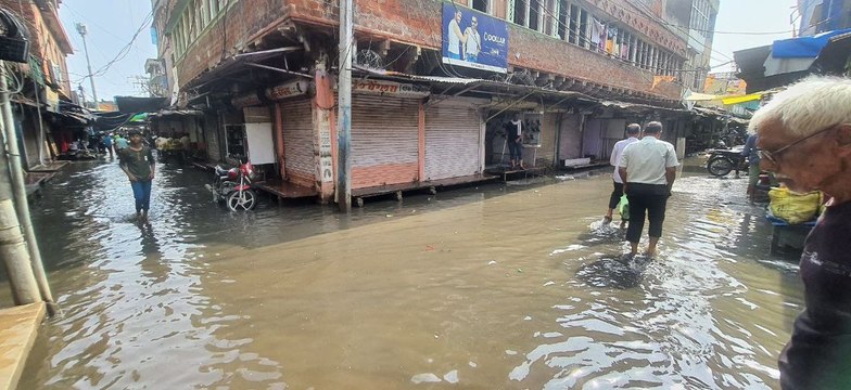 शहर में मेघ हुए मेहरबान,जलभराव से बाजार में फिर नुकसान,रात में हुई 54 एमएम बारिश
