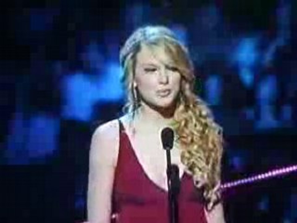 Miley Ray Cyrus CMT Presente Taylor Swift