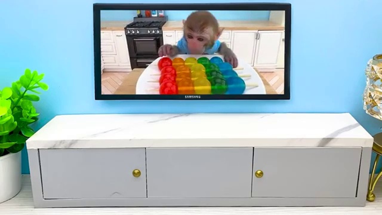 Monkey_Baby_Bon_Bon_eats_rainbow_jelly_with_duckli
