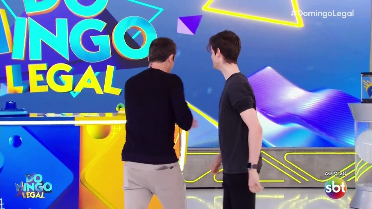 Celso Portiolli ironiza críticas e coloca filho para "trabalhar" no Domingo Legal: "Mais um"