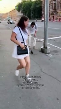 Un chat danse avec un passant... jumping rat