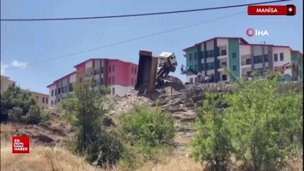 Kula'da moloz boşaltan kamyon havada asılı kaldı