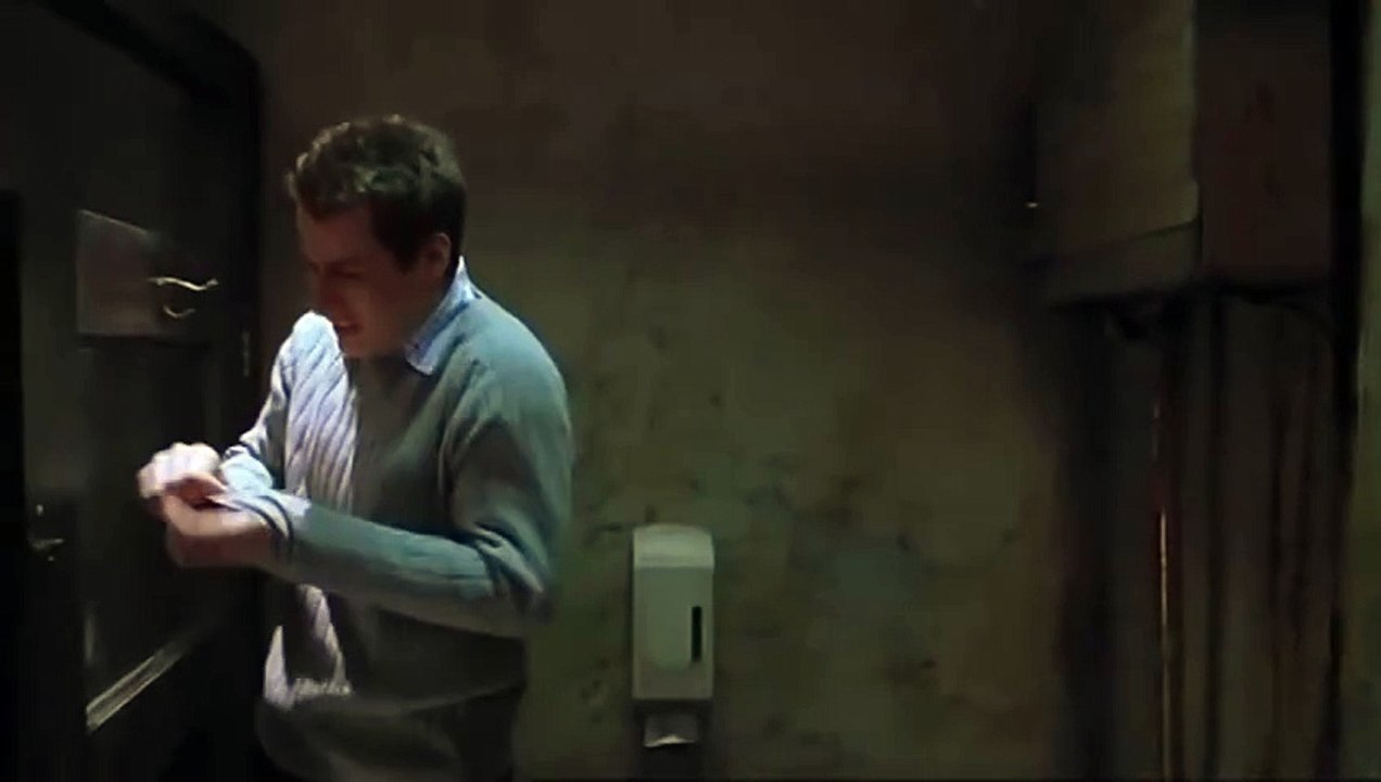 The man went to the toilet without toilet paper and was embarrassed by taking his clothes(720P_HD)
