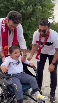 Galatasaraylı taraftarlar, Düzce'de yürüme engelli Berat'a akülü sandalye hediye etti