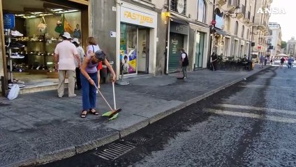 Etna, cenere vulcanica sulle strade di Catania e in spiaggia