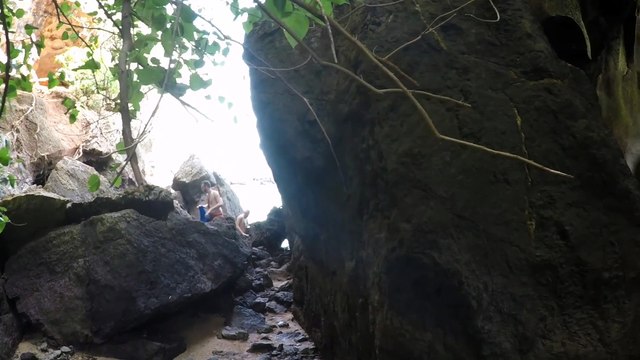 タイのクラビ、プラナン洞窟ビーチにある洞窟レストラン