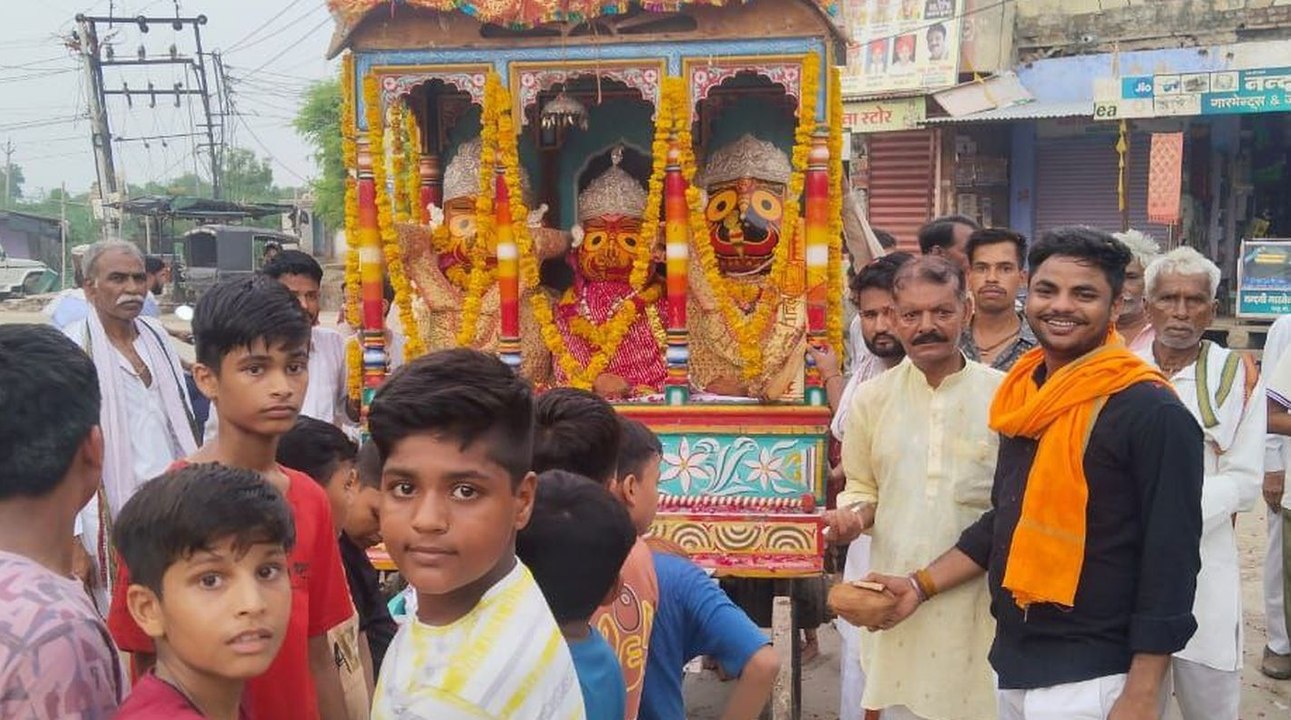 Video : गढ़ पैलेस से तोप की सलामी के साथ निकाली...