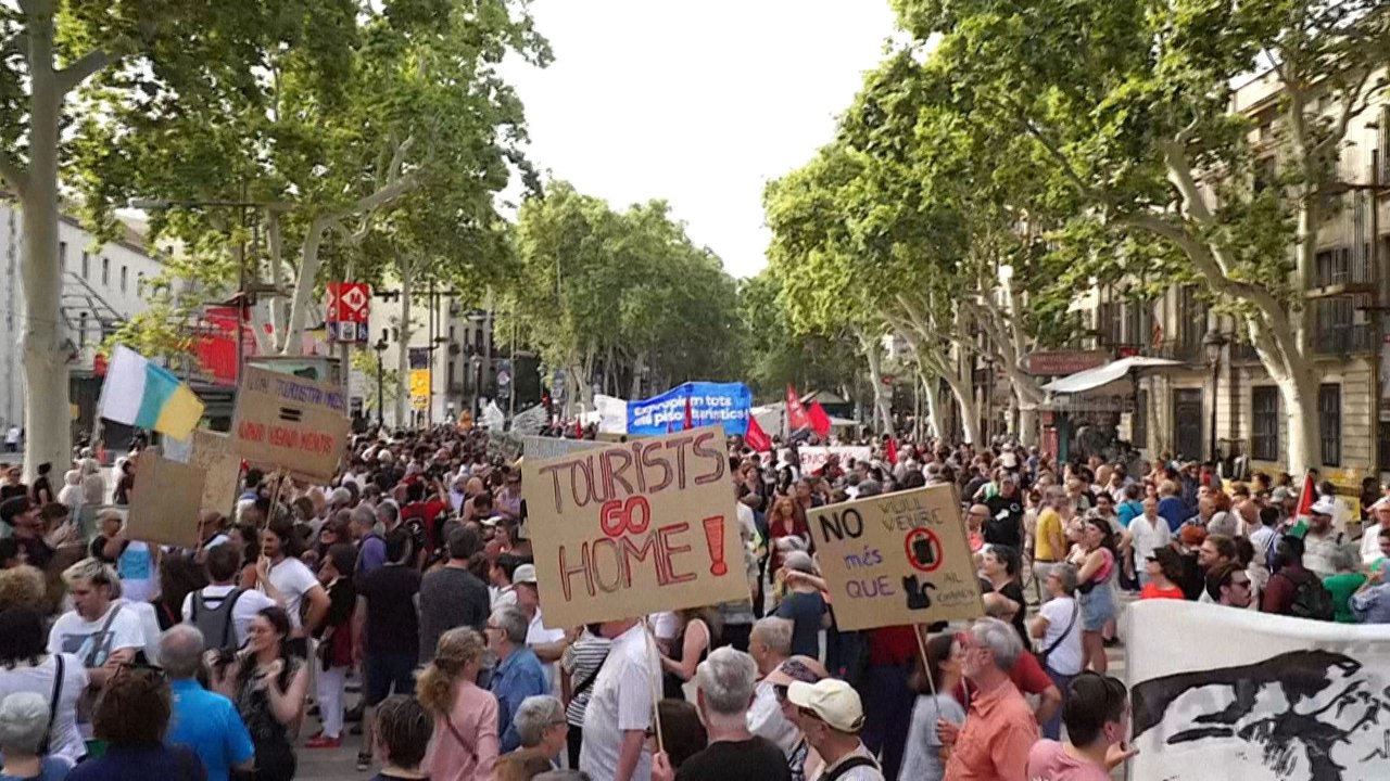 Espagne: des habitants dans les rues de Barcelone contre le tourisme de masse