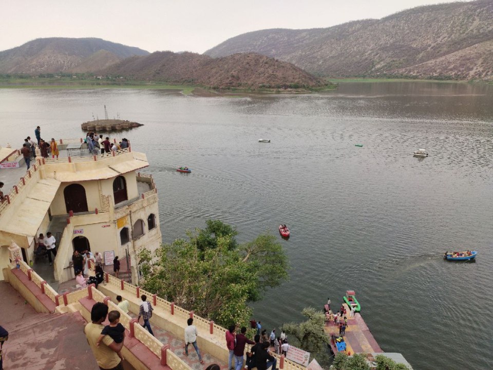 बारिश के बाद सिलीसेड पहुंच रहे पर्यटक, बोटिंग क...