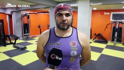 Taylandlı sporcuya özendi: Muz ağaçlarını tekmeyle indiren dövüşçü ilgi odağı oldu