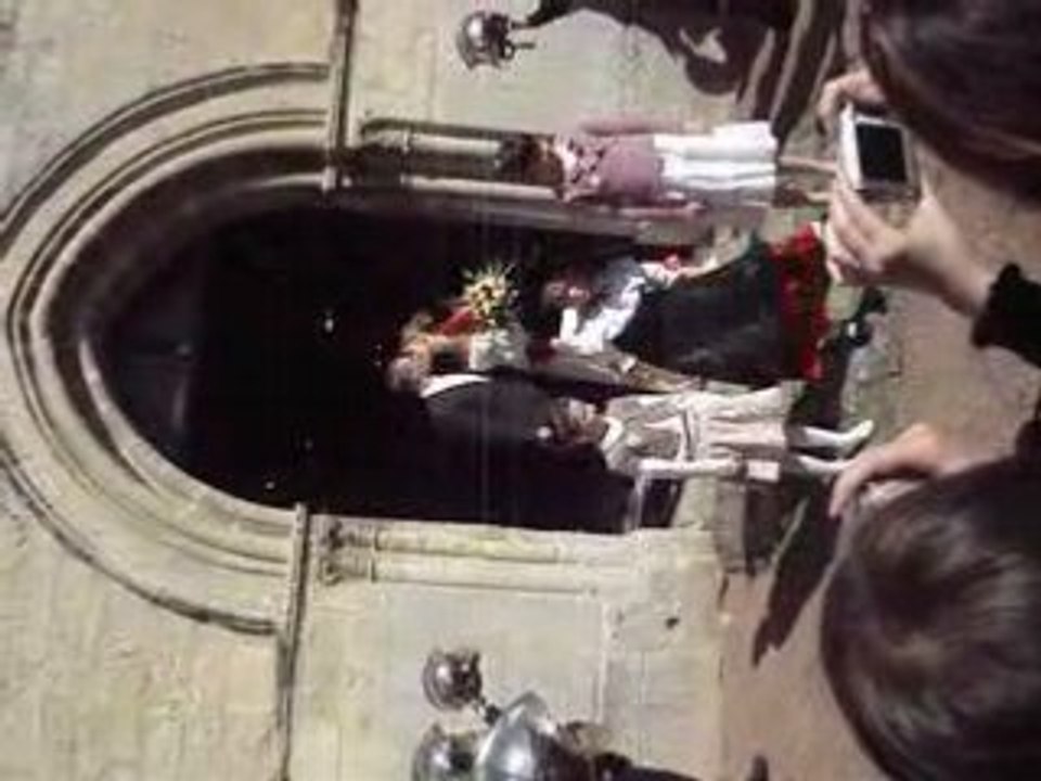 Sortie des mariés a l'église [ Mélanie ]