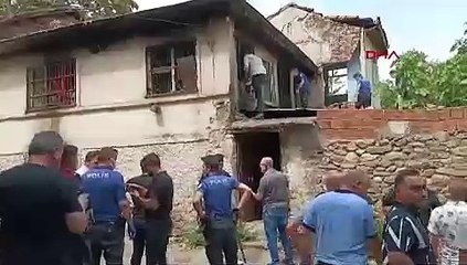 BURSA Çöp evini temizletmeyip polisi bıçakladı, 'Peygamberim' deyince hastaneye yatırıldı