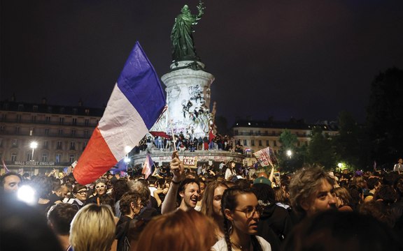 Parigi: la folla in piazza canta 'La Marsigliese' e 'Bella Ciao' con Mélenchon