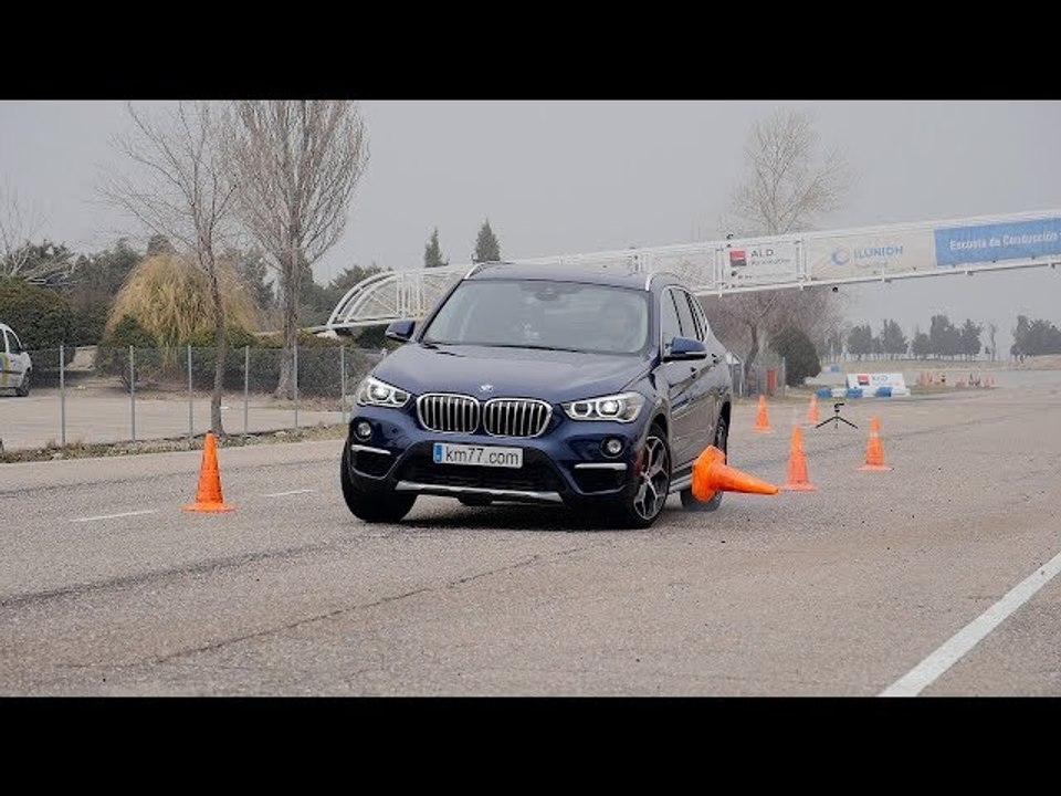BMW X1 2015 - Maniobra de esquiva (moose test) y eslalon | km77.com