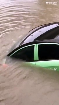 Une femme sauvée de justesse d'une voiture en train de couler lors d'une inondation