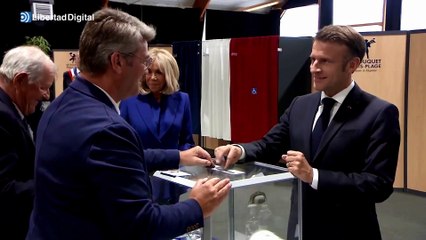 Dimite el primer ministro francés "fiel a la tradición republicana"