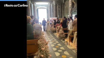 Nek accompagna la figlia adottiva Martina all'altare