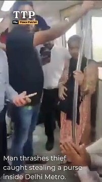 Man thrashes thief caught stealing a purse inside Delhi Metro. #DelhiMetro #CrimeNews