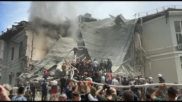 Ucraina, colpito ospedale pediatrico a Kiev: si cerca tra le macerie