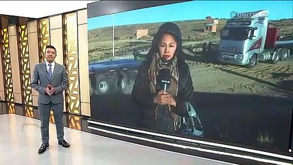 Con un tractor, Policía interviene y desbloquea uno de los puntos de bloqueo en Caracollo