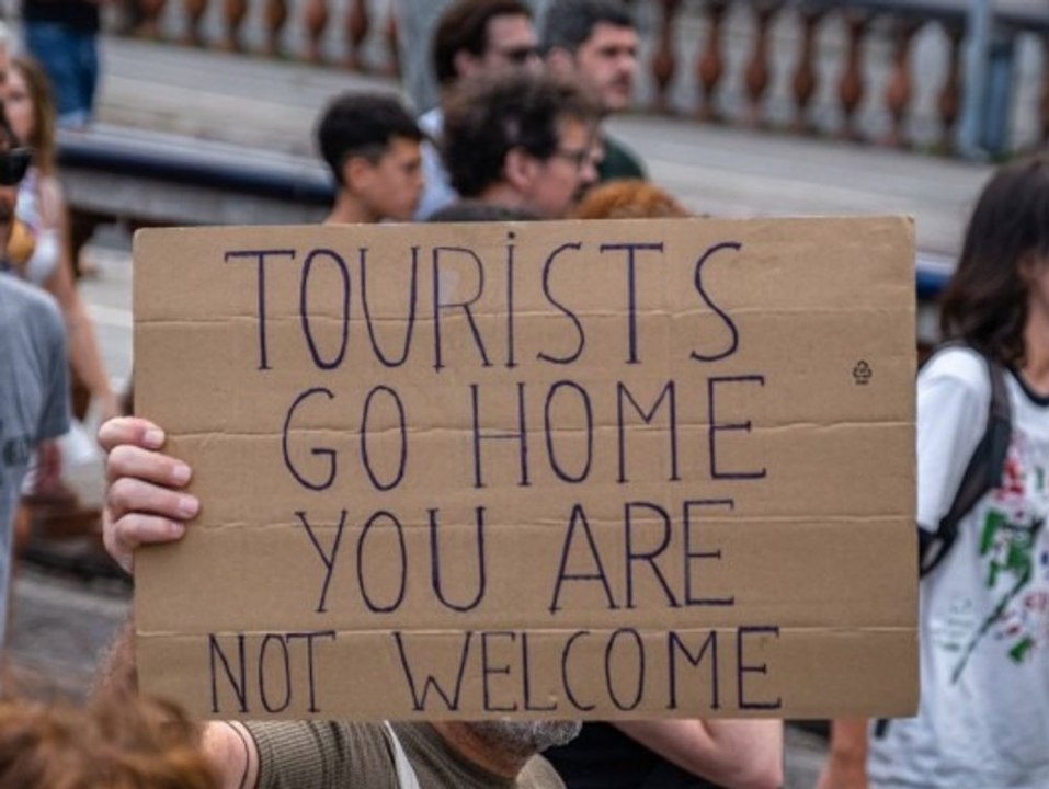 Massenproteste: demonstranten bespritzen touristen mit wasserpistolen