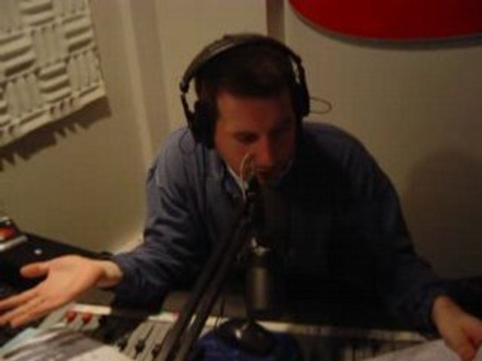 Manu chante "Stars Are Blind" de Paris Hilton