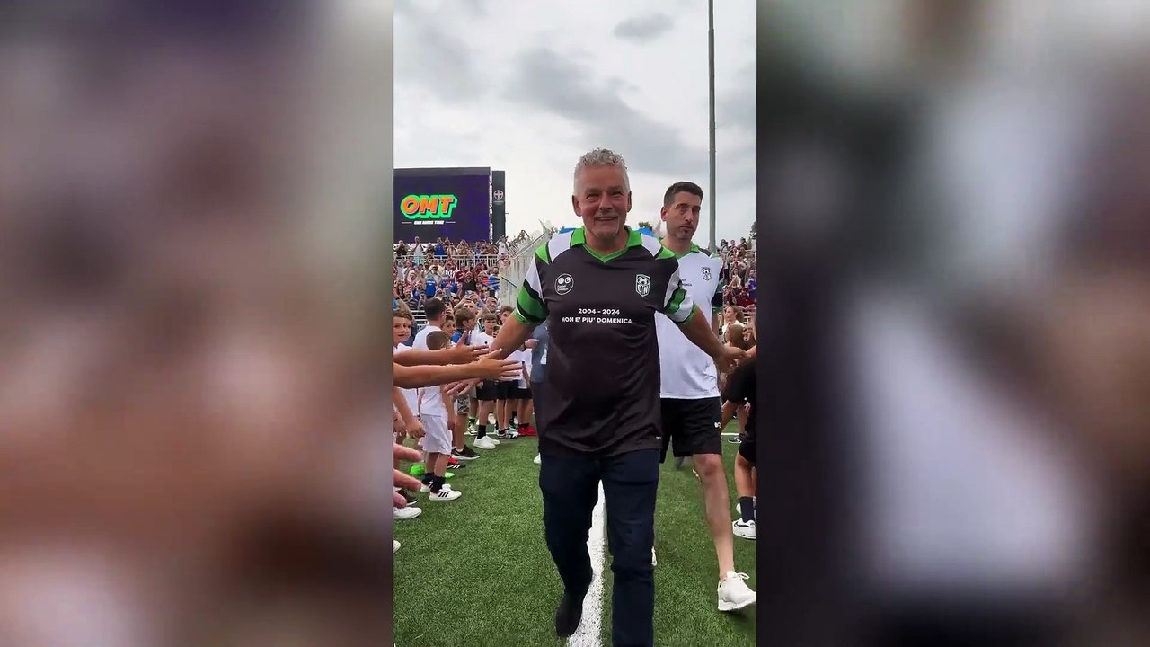 Lo stadio di Novara abbraccia Baggio, le lacrime di Roby per l'affetto della gente dopo la rapina