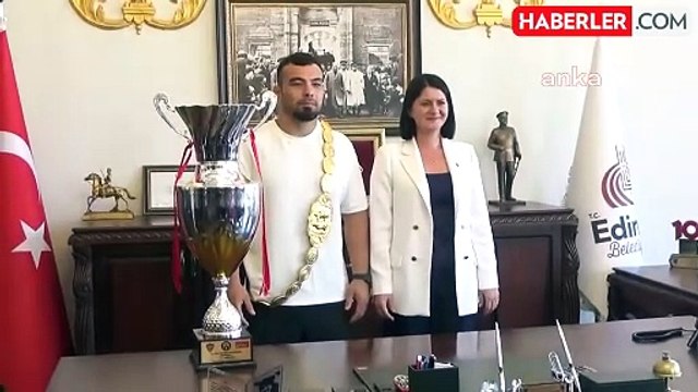Kırkpınar Yağlı Güreşleri Başpehlivanı Yusuf Can Zeybek Edirne Belediye Başkanı'nı Ziyaret Etti