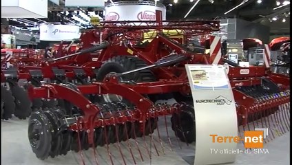 Un déchaumeur Jean De Bru semi-porté à disques indépendants