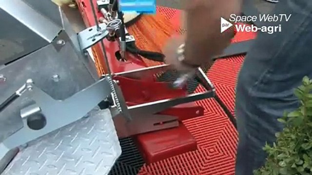 Nettoyage des logettes et repousse des fourrages avec l'automotrice Cochet