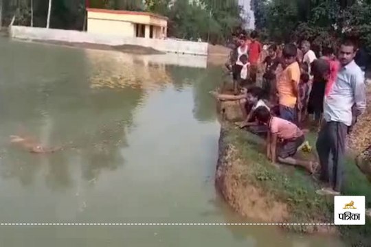 संत की जलसमाधि देखने उमड़ा हुजूम, बिना सांस पानी में डेढ़ घंटे तक लेटे रहे, देखें वीडियो