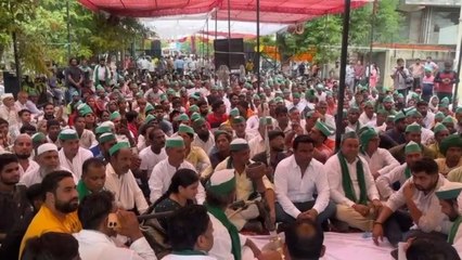 नोएडा प्राधिकरण के बाहर अपनी मांगों को लेकर धरने पर बैठे किसान