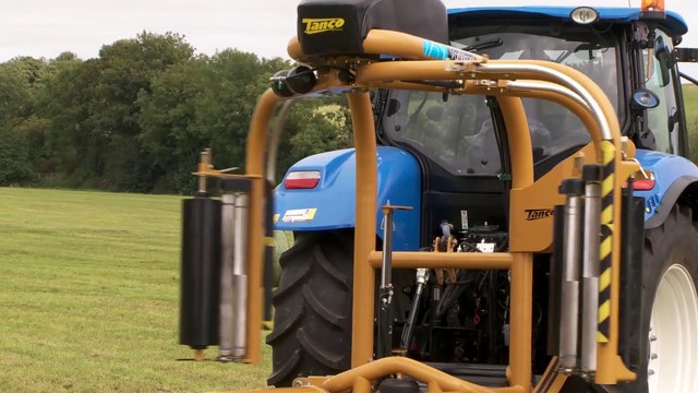 La première enrubanneuse à chargement latéral et à trois satellites