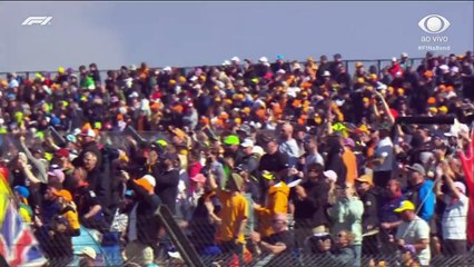 Lewis Hamilton pede bandeiras e celebra vitória com equipe Mercedes