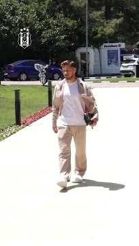 Beşiktaş'ın genç yeteneği Semih Kılıçsoy, ayağının tozuyla tesislere geldi