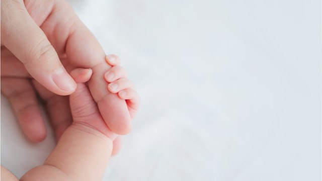 Verblüffend: Mutter erlebt seltenes Phänomen bei Geburt ihres Babys