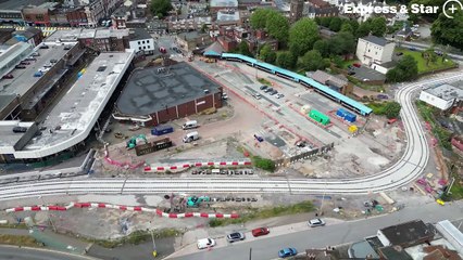 Video herunterladen: Fresh aerial footage over former Dudley bus station, which is now being demolished.