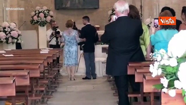 Le emozionanti immagini del matrimonio tra un poliziotto e la compagna affetta da atrofia muscolare