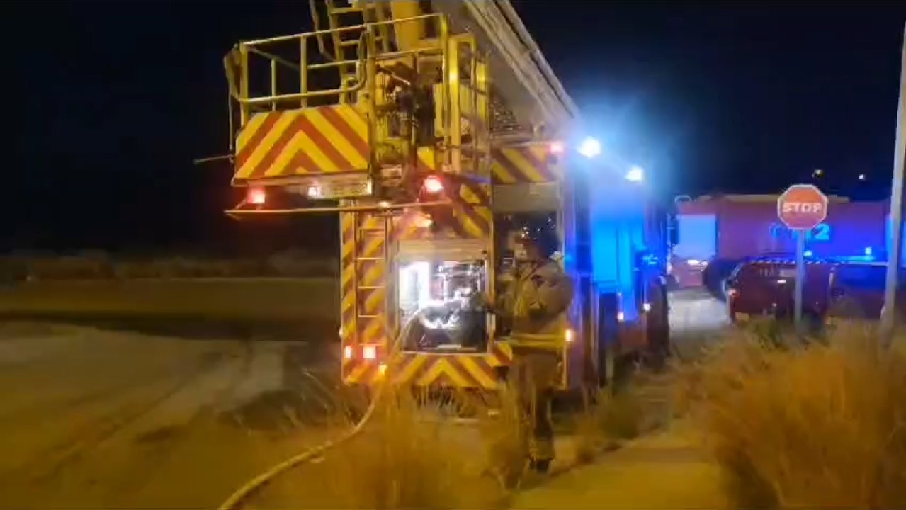 Los bomberos durante la madrugada del lunes sofocando el incendio en una nave del Polígono Industrial La Polvorista de Molina de Segura.